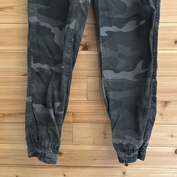 Tna Aritzia Size XSmall Dark Camo Camouflage Print Jogger Pants - Picture 4 of 12